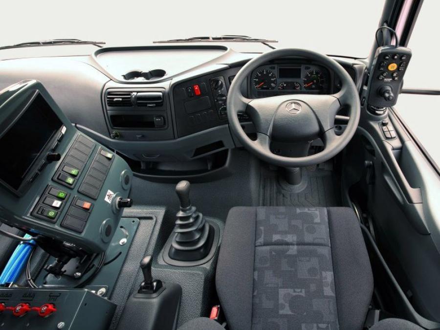  Mercedes-Benz Atego 1318 Road Service 2005 года  (фото 2 из 3)
